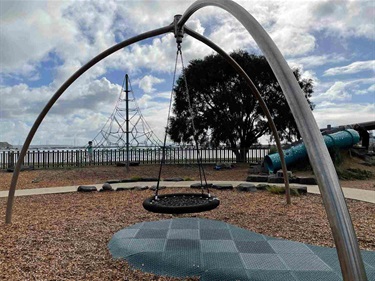 Round swing